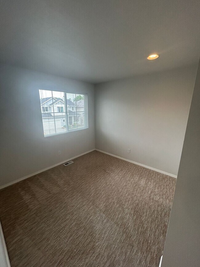 Building Photo - 3 Bed, 2.5 bath Kent house w/2-car garage ...