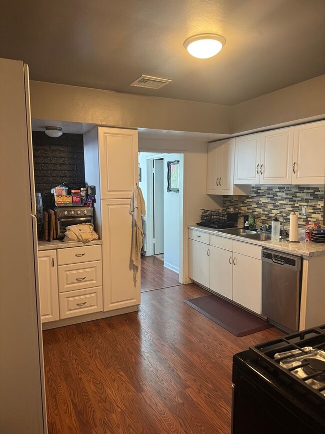 Building Photo - Spacious 3BR House in Woodland Hills