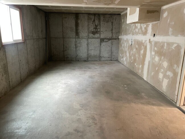 Building Photo - 3 bedroom, 1 bath unit. Newly Remodeled.