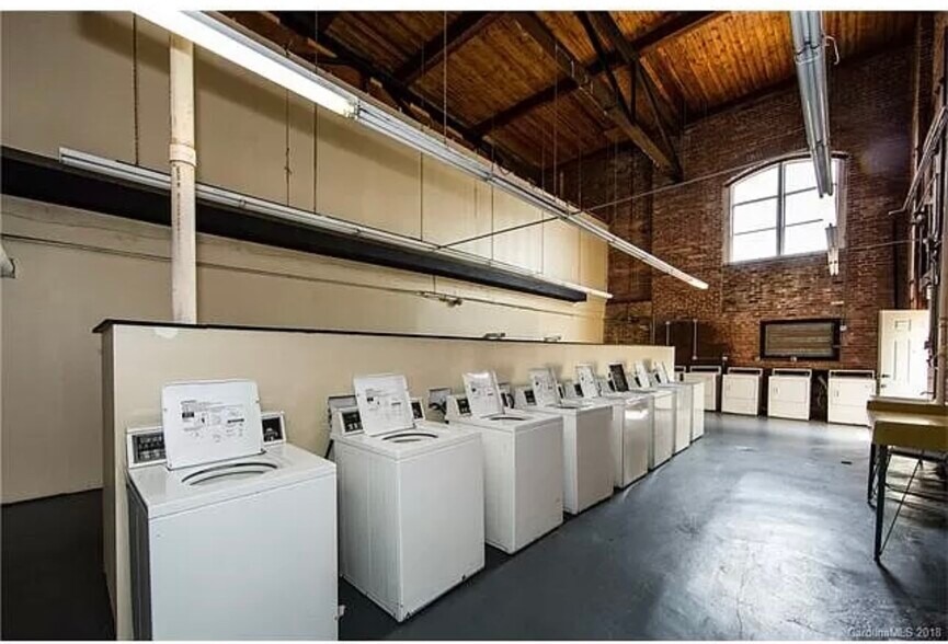 Building Laundry - 201 S Hoskins Rd