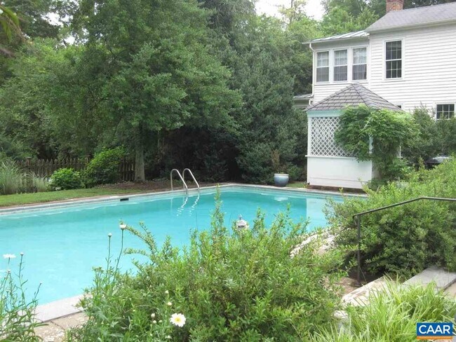 Building Photo - 800 Glendower Rd