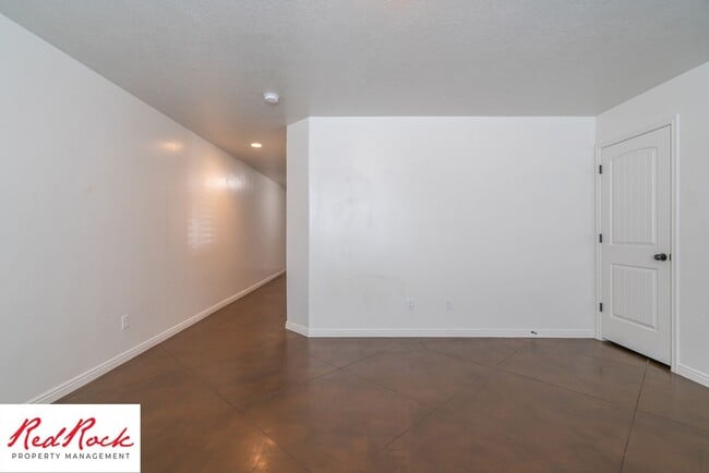 Building Photo - Conveniently located 3 Bedroom Townhome