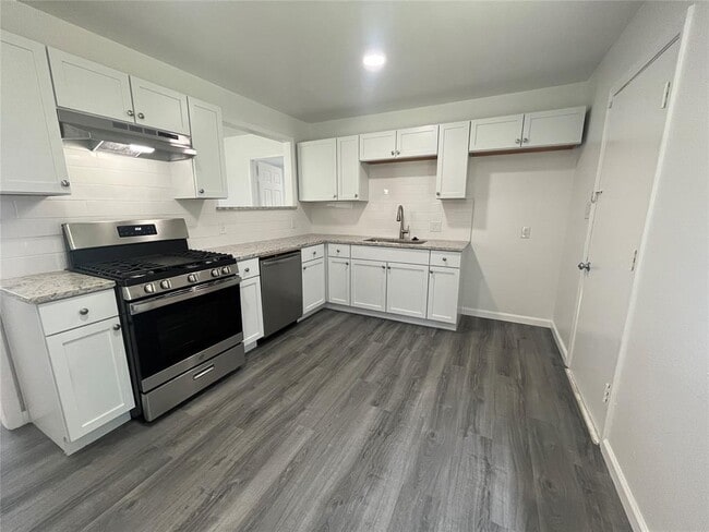 Building Photo - 3708 Woodside Dr