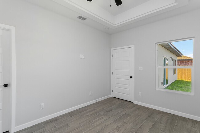 Building Photo - 2302 E Moore Rd