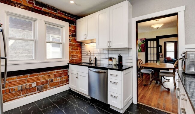 Building Photo - Charming 2-Bedroom Duplex in Franklin Park