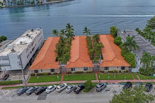 Primary Photo - 2160 E Bay Harbor Dr