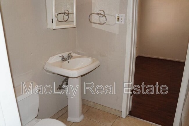 Building Photo - 2227 N 24th Pl