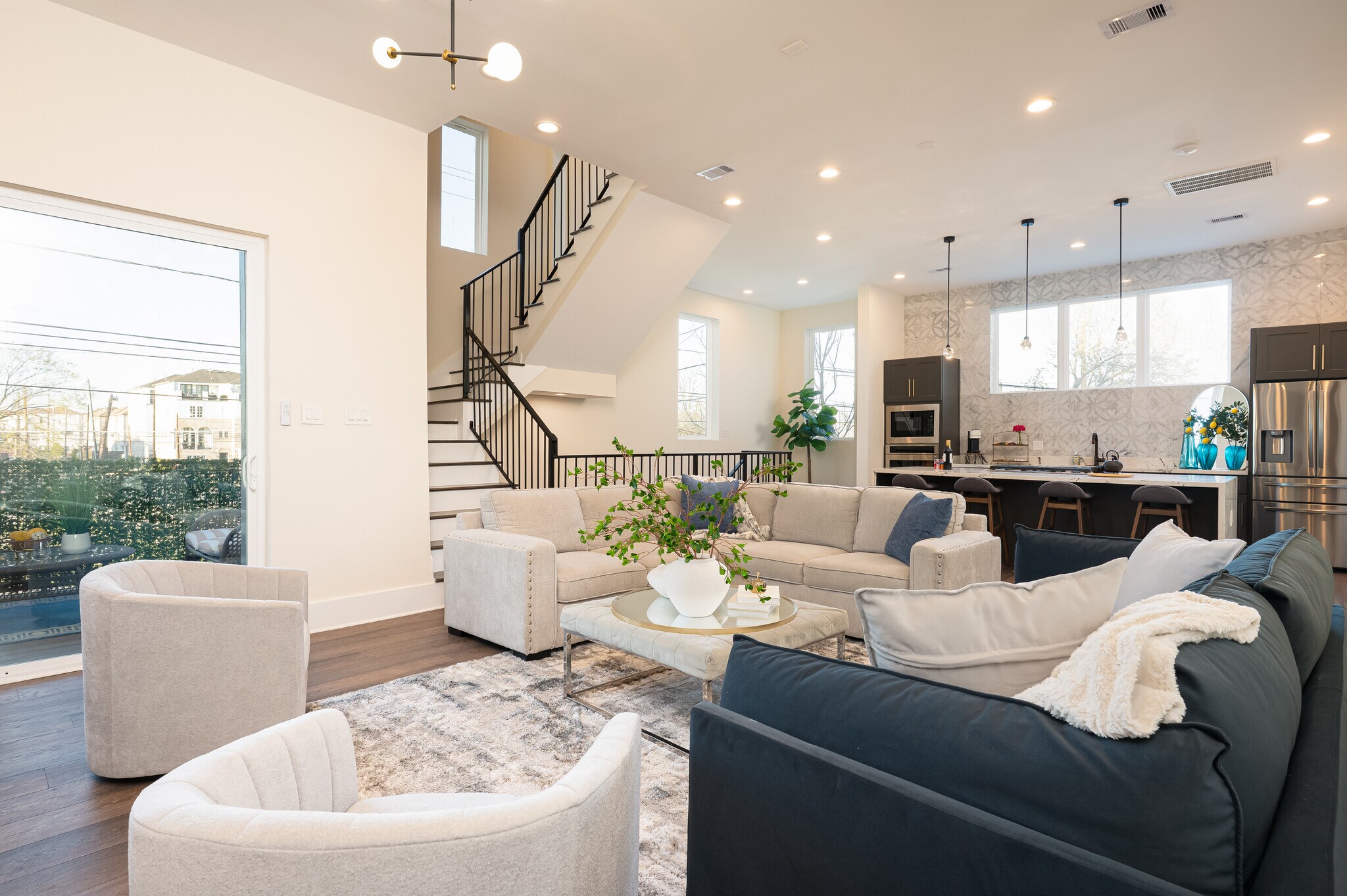 Building Photo - 917 Thompson St