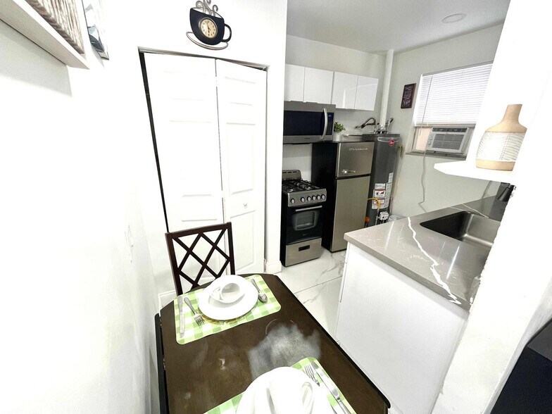 Building Photo - 338 Van Buren St