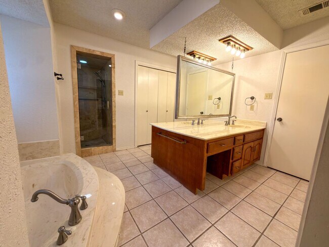 Building Photo - 520 Sumac Pl