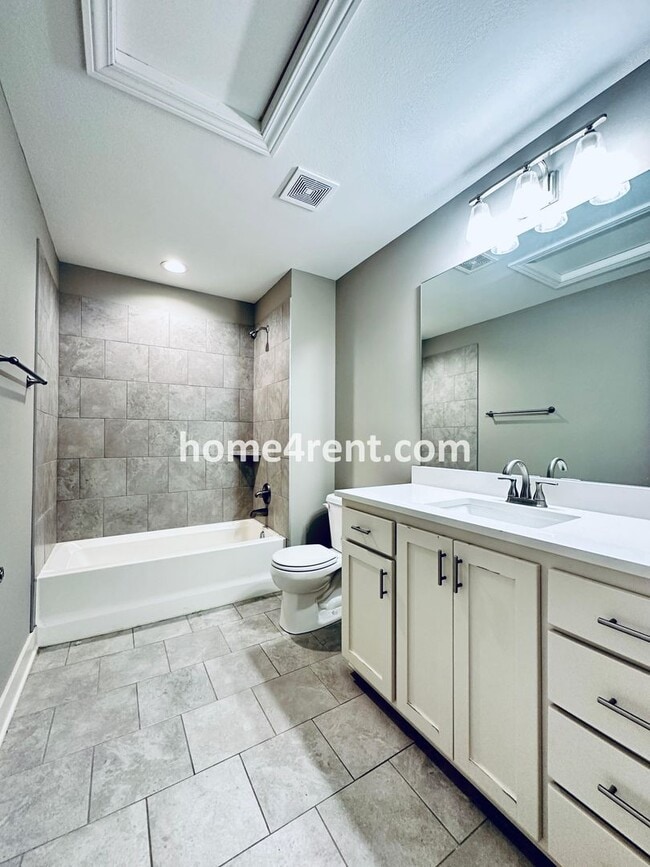 Building Photo - Stunning, Maintenance Free Townhome in Desoto w/ an Elegant Kitchen and Wood Floors Throughout!