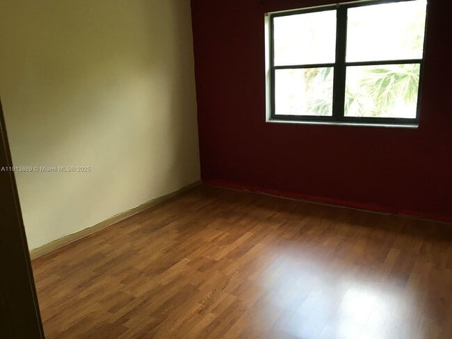 Building Photo - 570 S Park Rd