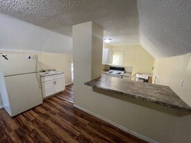Building Photo - 1402 North Ave NE