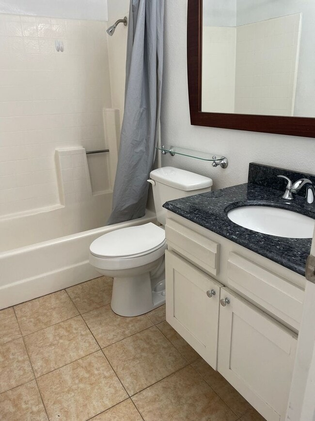 Building Photo - 2 bed 2 bath single family residence. AVAILABLE 5/16