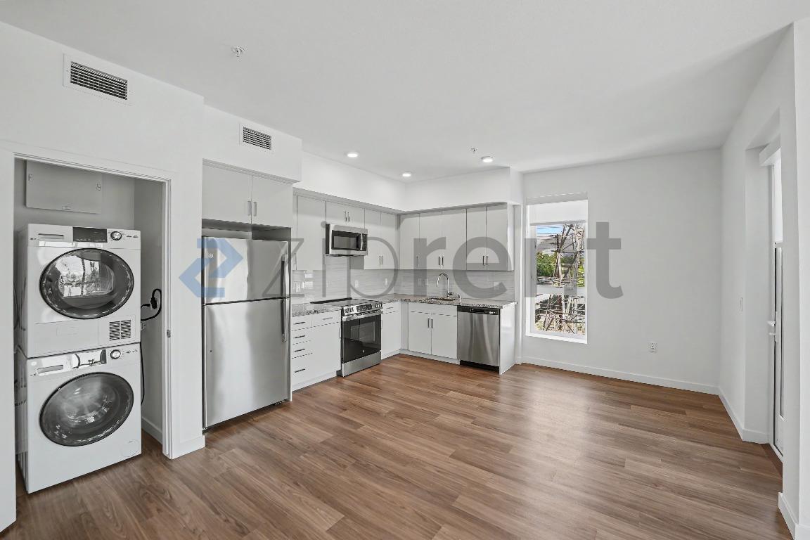 Building Photo - Unit 402