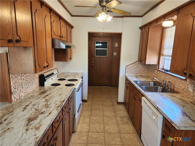 Building Photo - 2909 Oakdale Dr