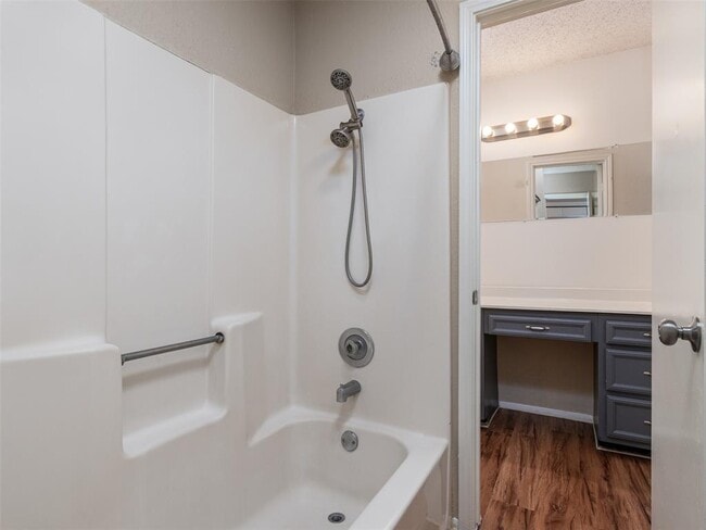 Building Photo - 706 Rollingway Dr