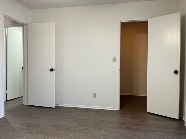 Building Photo - ***Move in special $1000 off 1st month's rent***Cozy 2nd story apartment in the heart of City Hei...