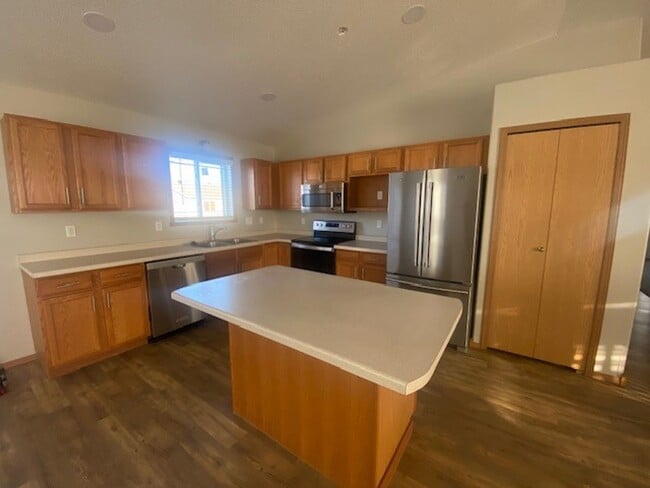 Building Photo - Comfortable 4 Bedroom with Garage & Fenced Yard for Rent!