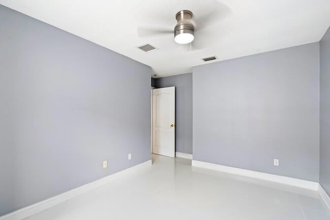 Building Photo - 6715 NW Pinson Ct