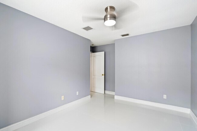 Building Photo - 6715 NW Pinson Ct