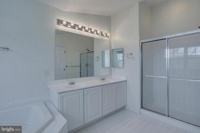 Building Photo - 6042 Blue Point Ct
