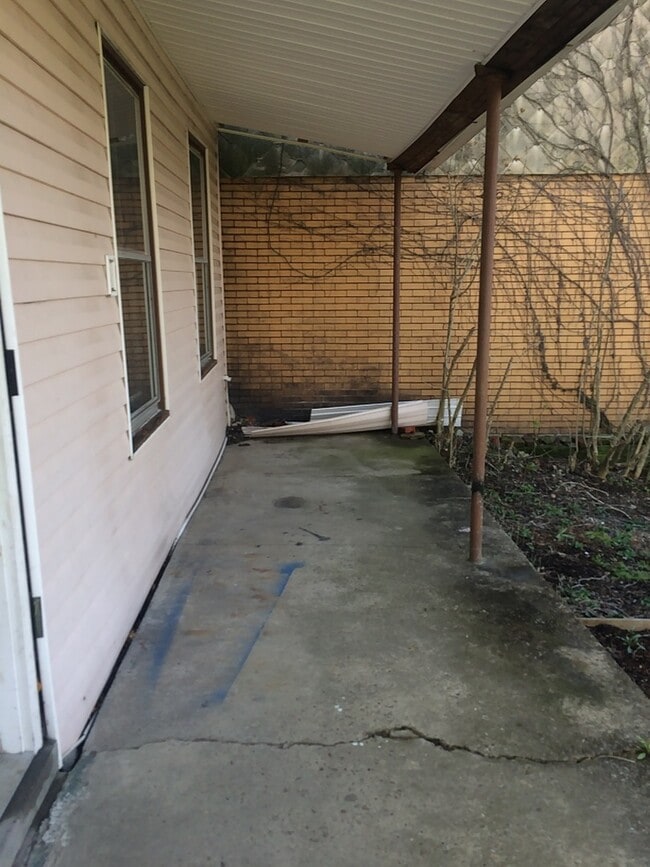 Building Photo - Large 2 Bedroom 1 Bath in MT Washington