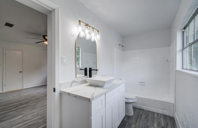 Building Photo - 534 Robert E Lee Dr