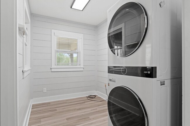 Building Photo - Updated 3-Bed, 2-Bath Home on Private Road...