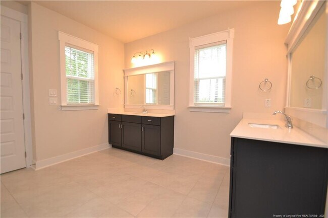 Building Photo - 544 Basin Hl Dr