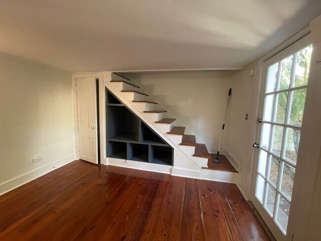 Building Photo - Charming Carriage Home Near The Charleston Battery