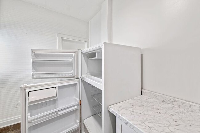 Building Photo - Charming Downtown 1-Bedroom in Historic Victorian Building