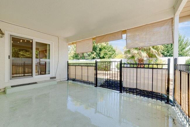 Building Photo - Charming 3 Bedroom Single-Story with Firep...