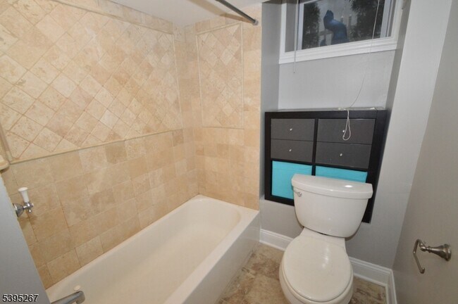 Building Photo - 139 Forest St