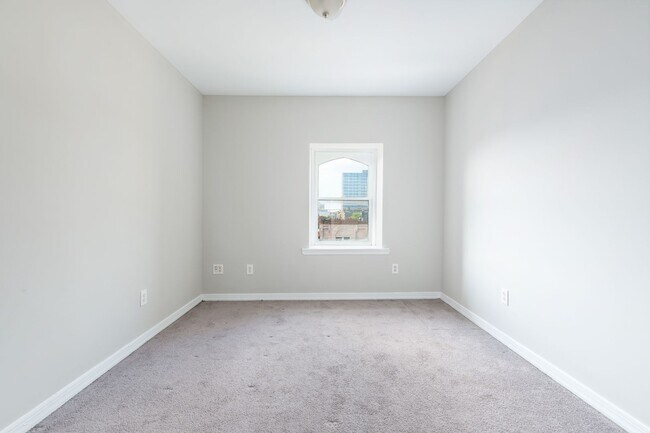 Building Photo - 1422 W Girard Ave