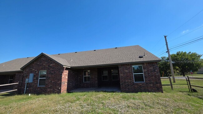Building Photo - Great newer 3 bed 2 bath duplex.