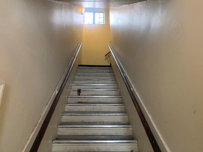 Building Photo - 213 N 2nd St