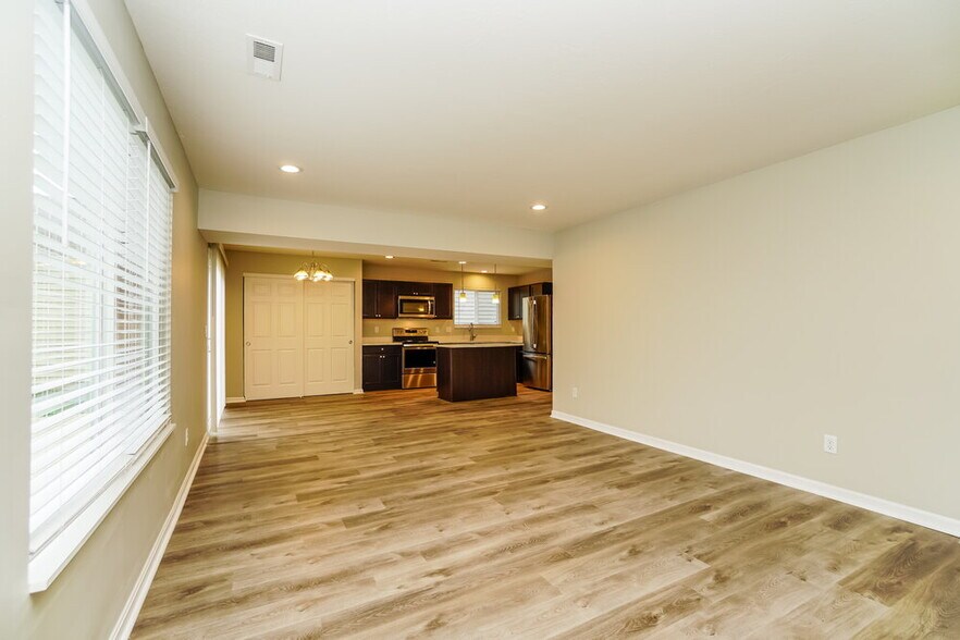 Building Photo - 7428 Willow Leaf Dr