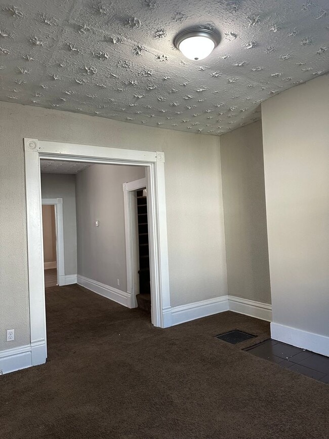 Building Photo - Welcome to this amazing 3 Bedroom, 1 Bathr...