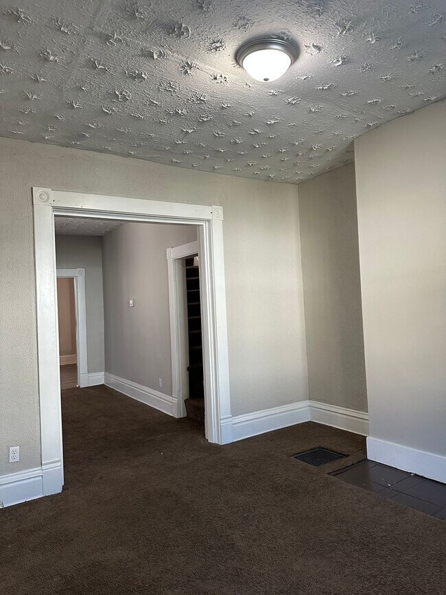 Building Photo - Welcome to this amazing 3 Bedroom, 1 Bathroom Home, located in the vibrant city of Columbus, OH!