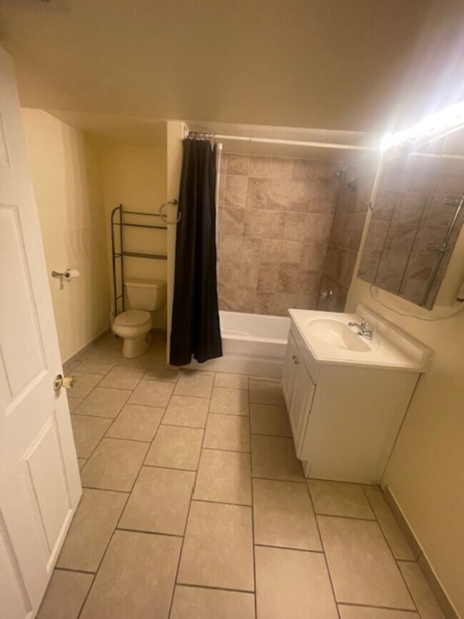 Building Photo - Newly Renovated - Spacious 5bed/2bath!