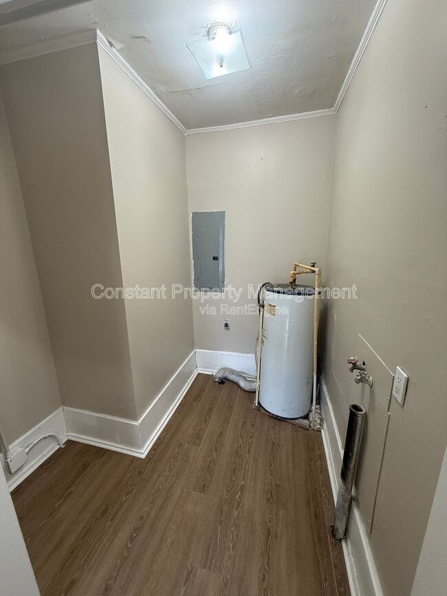 Building Photo - 614 W Poplar St