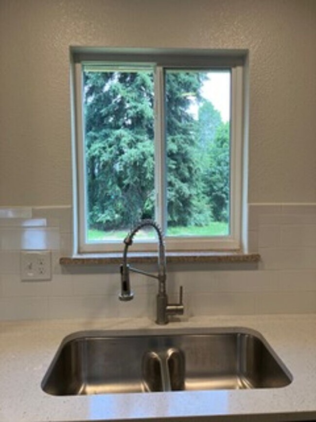 Building Photo - $300 OFF FIRST MONTH | Beautifully Renovated 3BR in Midtown Fort Collins