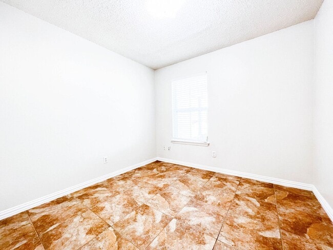 Building Photo - 1301 Pitcairn Dr