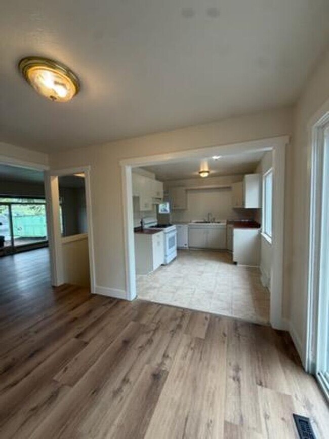 Building Photo - Spacious 5 Bedroom Home Near UNC with Large Yard & Off-Street Parking