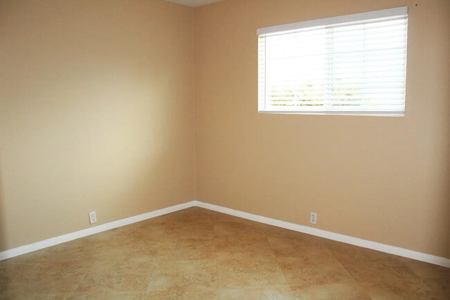 Building Photo - 2750 Dahlia Ave