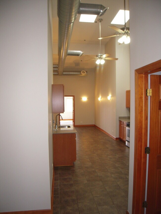 Building Photo - 16649 Oak Park Ave