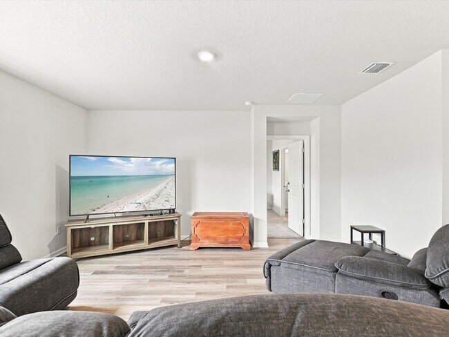 Building Photo - Unfurnished Annual Rental