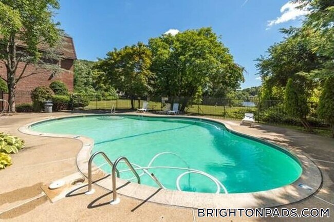 Building Photo - 140 Kenrick St