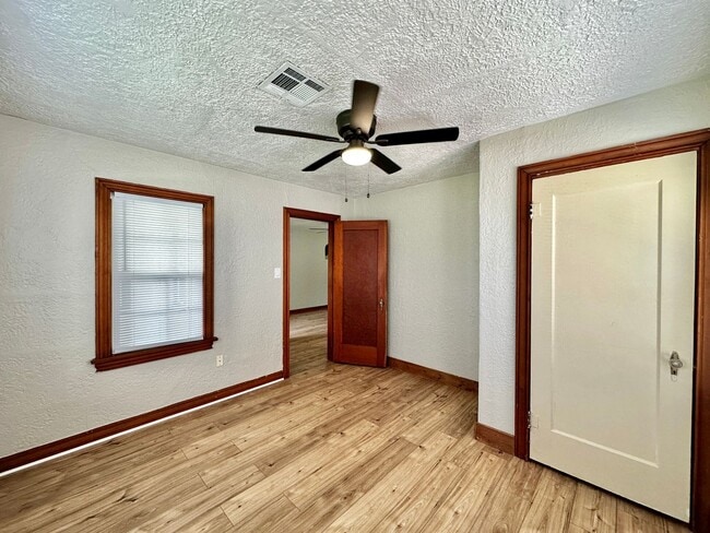Building Photo - 3 Bedroom